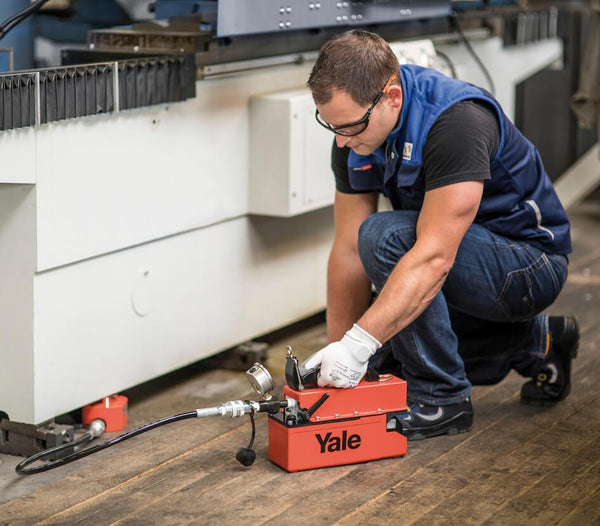 Yale PYB akkubetriebene Elektro-Motorpumpe – Dieses extrem kompakte und leichte Antriebsaggregat gibt dem Benutzer die Freiheit, in Bereichen zu arbeiten, in denen es keine Stromquelle gibt, und erhöht die Produktivität im Vergleich zu einer herkömmlichen Handpumpe - und das alles auf Knopfdruck. – Jetzt erhältlich im MTN Shop DE.