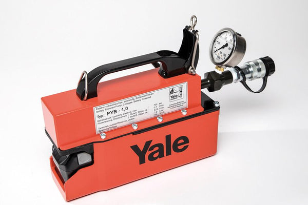 Yale PYB akkubetriebene Elektro-Motorpumpe – Dieses extrem kompakte und leichte Antriebsaggregat gibt dem Benutzer die Freiheit, in Bereichen zu arbeiten, in denen es keine Stromquelle gibt, und erhöht die Produktivität im Vergleich zu einer herkömmlichen Handpumpe - und das alles auf Knopfdruck. – Jetzt erhältlich im MTN Shop DE.
