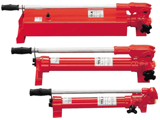 Yale Handpumpen – Die Handpumpen sind einfach zu bedienen, energieunabhängig und für einen max. Betriebsdruck von 700 bar ausgelegt, so dass jeder angeschlossene Hydraulikzylinder seine maximale Kraft erreicht. Das zweistufige System verkürzt die Pumpzeit. Stufe 1 ermöglicht einen schnellen Kolbenhub im Leerlauf oder bei geringer Last. Die Umschaltung von der 1. auf die 2. Stufe erfolgt automatisch, wenn der Kolben belastet wird und eine höhere Kraft von oben erforderlich ist. – Jetzt erhältlich im MTN Shop