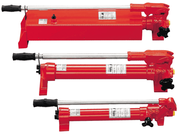 Yale Handpumpen – Die Handpumpen sind einfach zu bedienen, energieunabhängig und für einen max. Betriebsdruck von 700 bar ausgelegt, so dass jeder angeschlossene Hydraulikzylinder seine maximale Kraft erreicht. Das zweistufige System verkürzt die Pumpzeit. Stufe 1 ermöglicht einen schnellen Kolbenhub im Leerlauf oder bei geringer Last. Die Umschaltung von der 1. auf die 2. Stufe erfolgt automatisch, wenn der Kolben belastet wird und eine höhere Kraft von oben erforderlich ist. – Jetzt erhältlich im MTN Shop