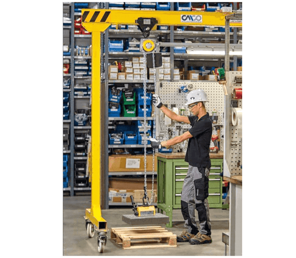 Yalelift 360 Stirnradflaschenzug – Sowohl das Einsatzgebiet als auch die Einsatzbedingungen gehen weit über die eines klassischen Flaschenzuges hinaus. Das geschlossene, robuste Stahlblechgehäuse mit vier Stehbolzen hält selbst härtesten Bedingungen stand und erlaubt den Einsatz im Freien. Erfahren Sie mehr! – Jetzt erhältlich im MTN Shop DE.