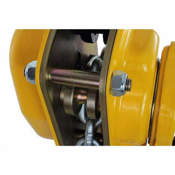 Yale Handhebelzug UNOplus Series A (750 - 6.000 kg) – Der Hebelzug UNOplus – Series A ist das Ergebnis technischer Weiterentwicklung des seit Jahren bewährten UNOplus. Das vielseitige Gerät zum Heben, Ziehen und Verzurren von Lasten zeichnet sich weiterhin durch seine kompakte Bauweise, die robuste Stahlblech-Konstruktion und die leichtgängige Kettenfreischaltung aus. Das erneut reduzierte Gewicht optimiert die Bedienung, macht die Anwendung noch komfortabler und den UNOplus – Series A zu einem handlichen,