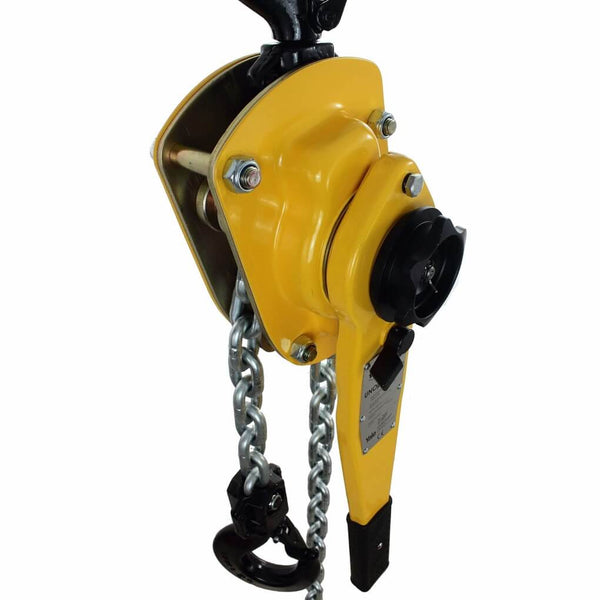 Yale Handhebelzug UNOplus Series A (750 - 6.000 kg) – Der Hebelzug UNOplus – Series A ist das Ergebnis technischer Weiterentwicklung des seit Jahren bewährten UNOplus. Das vielseitige Gerät zum Heben, Ziehen und Verzurren von Lasten zeichnet sich weiterhin durch seine kompakte Bauweise, die robuste Stahlblech-Konstruktion und die leichtgängige Kettenfreischaltung aus. Das erneut reduzierte Gewicht optimiert die Bedienung, macht die Anwendung noch komfortabler und den UNOplus – Series A zu einem handlichen,