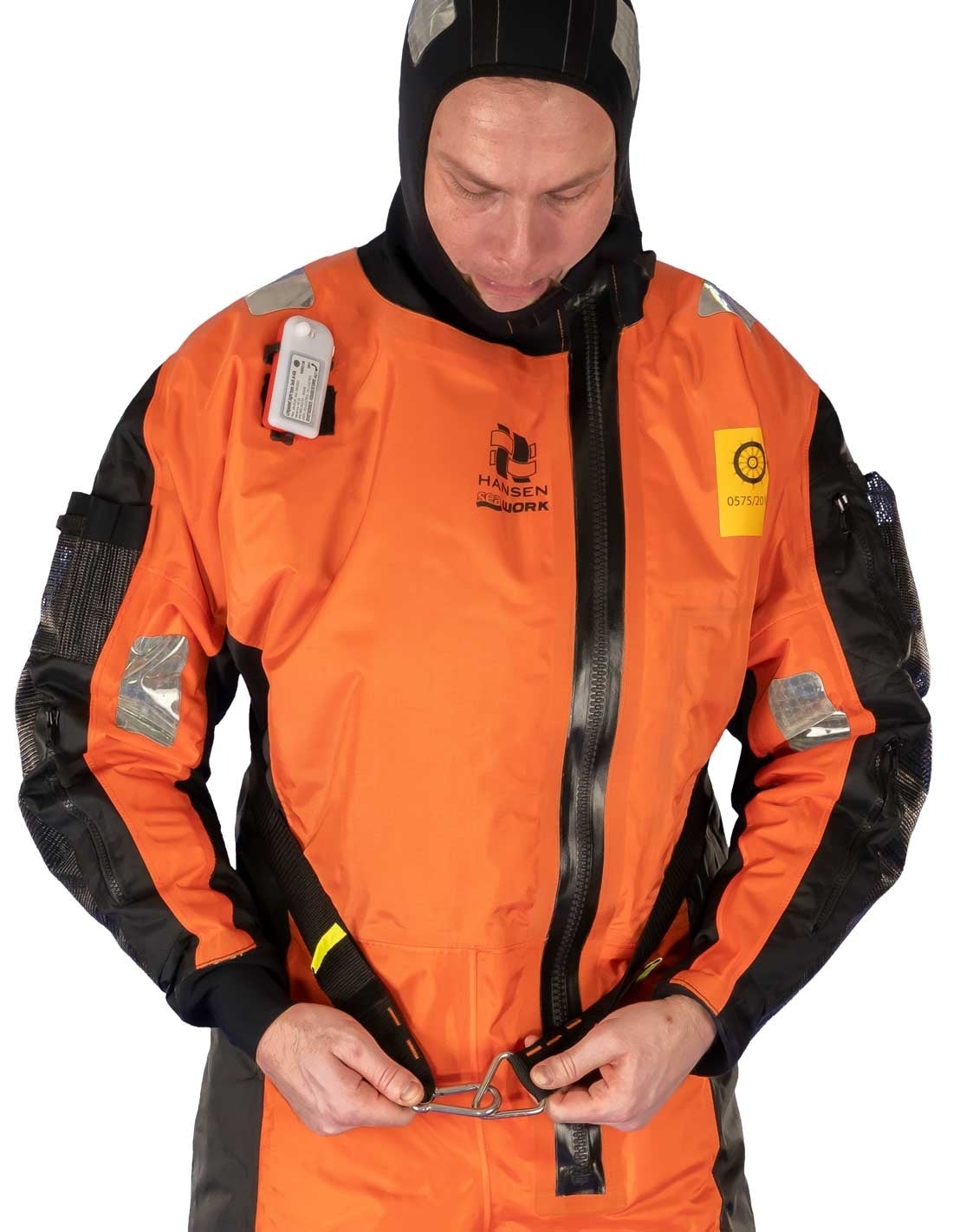 Hansen Protection Überlebensanzug in leuchtendem Orange mit integrierter Schutzhaube und Sichtvisier für Offshore- und Rettungseinsätze.