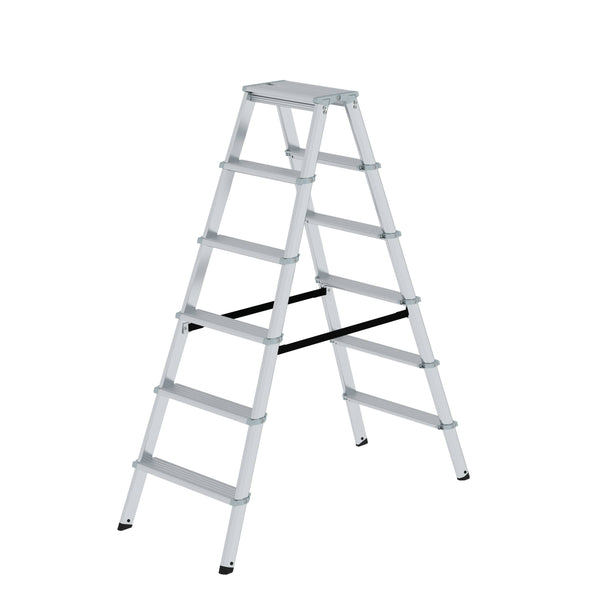 Munk ML Stufen-Stehleiter beidseitig begehbar – Beidseitig begehbare Alu-Stehleiter mit rutschfesten 80 mm Stufen, Polyestergurt-Spreizsicherung & 150 kg Tragkraft. Jetzt sicher & komfortabel arbeiten! – Jetzt erhältlich im MTN Shop DE.