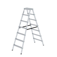 Munk ML Stufen-Stehleiter beidseitig begehbar – Beidseitig begehbare Alu-Stehleiter mit rutschfesten 80 mm Stufen, Polyestergurt-Spreizsicherung & 150 kg Tragkraft. Jetzt sicher & komfortabel arbeiten! – Jetzt erhältlich im MTN Shop DE.