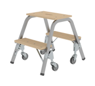 Munk Stahl-Holz-Tritt mit Lenkrollen: Zweistufige Trittleiter mit grauem Metallrahmen und Holzstufen, ausgestattet mit Rollen für flexible Mobilität.