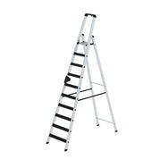 Munk Stufen-Stehleiter einseitig begehbar mit clip-step relax – Alu-Leiter mit ergonomischen Clip-Step Relax Stufen, ergo-pad® Griffzone & 150 kg Tragkraft. Sicher & bequem arbeiten – jetzt entdecken! – Jetzt erhältlich im MTN Shop DE.