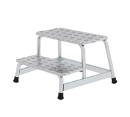 Munk Arbeitspodest starr – Munk Arbeitspodest starr | Arbeitspodest aus Aluminium | Stabile, verschweißte Rohrkonstruktion | 220 mm tiefe Stufen aus Aluminium-Warzenblech für einen sicheren Stand | Obere Trittfläche: 550 x 300 mm | Rutschfeste Kunststoffschuhe | Stufenabstand 200 mm | Maximale Belastung: 150 kg | Varianten von 1-5 Stufen – Jetzt erhältlich im MTN Shop DE.