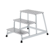 Munk Arbeitspodest starr – Munk Arbeitspodest starr | Arbeitspodest aus Aluminium | Stabile, verschweißte Rohrkonstruktion | 220 mm tiefe Stufen aus Aluminium-Warzenblech für einen sicheren Stand | Obere Trittfläche: 550 x 300 mm | Rutschfeste Kunststoffschuhe | Stufenabstand 200 mm | Maximale Belastung: 150 kg | Varianten von 1-5 Stufen – Jetzt erhältlich im MTN Shop DE.