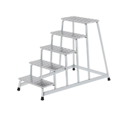 Munk Arbeitspodest starr – Munk Arbeitspodest starr | Arbeitspodest aus Aluminium | Stabile, verschweißte Rohrkonstruktion | 220 mm tiefe Stufen aus Aluminium-Warzenblech für einen sicheren Stand | Obere Trittfläche: 550 x 300 mm | Rutschfeste Kunststoffschuhe | Stufenabstand 200 mm | Maximale Belastung: 150 kg | Varianten von 1-5 Stufen – Jetzt erhältlich im MTN Shop DE.