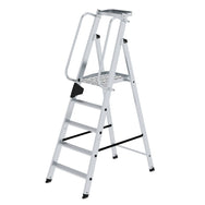 Munk Plattformleiter – Alu-Plattformleiter mit rutschfesten Stufen, Geländer & Rollen für sichere, komfortable Arbeit. 150 kg Tragkraft. Jetzt bestellen! – Jetzt erhältlich im MTN Shop DE.