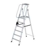 Munk Plattformleiter – Alu-Plattformleiter mit rutschfesten Stufen, Geländer & Rollen für sichere, komfortable Arbeit. 150 kg Tragkraft. Jetzt bestellen! – Jetzt erhältlich im MTN Shop DE.