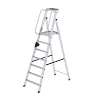 Munk Plattformleiter – Alu-Plattformleiter mit rutschfesten Stufen, Geländer & Rollen für sichere, komfortable Arbeit. 150 kg Tragkraft. Jetzt bestellen! – Jetzt erhältlich im MTN Shop DE.