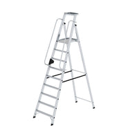 Munk Plattformleiter – Alu-Plattformleiter mit rutschfesten Stufen, Geländer & Rollen für sichere, komfortable Arbeit. 150 kg Tragkraft. Jetzt bestellen! – Jetzt erhältlich im MTN Shop DE.