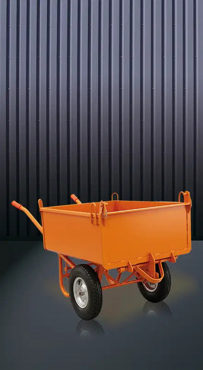 Eichinger Frontkipper Typ 1103 in Orange mit zwei Rädern vor dunkler Wand.