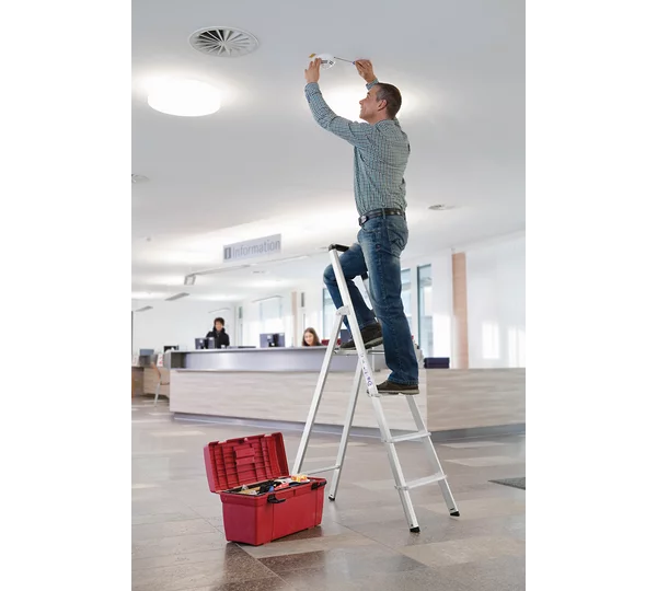Munk Stufen-Stehleiter einseitig begehbar – Einseitig begehbare Alu-Stehleiter mit rutschfesten 80 mm Stufen, Ablageschale & 150 kg Tragkraft. Sicher & komfortabel arbeiten – jetzt bestellen! – Jetzt erhältlich im MTN Shop DE. - imagen 11