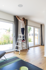 Munk ML Stufen-Stehleiter beidseitig begehbar – Beidseitig begehbare Alu-Stehleiter mit rutschfesten 80 mm Stufen, Polyestergurt-Spreizsicherung & 150 kg Tragkraft. Jetzt sicher & komfortabel arbeiten! – Jetzt erhältlich im MTN Shop DE.