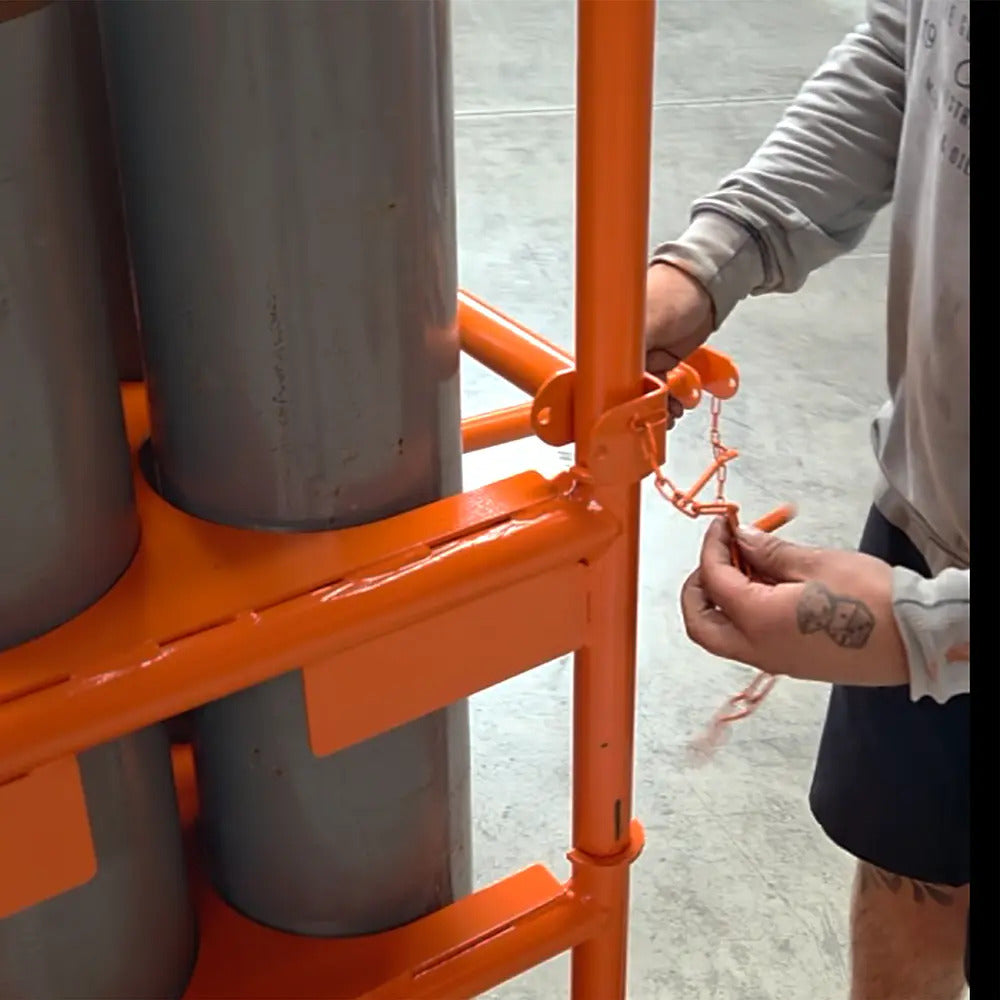 Sicherungskette und Verschlussbolzen an einem orangefarbenen Eichinger Gasflaschengestell. - imagen 10