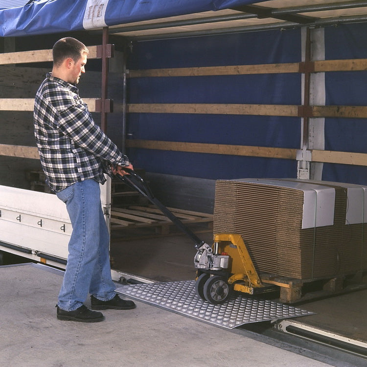 ALTEC Mobile Aluminium Überladebrücke mit Warzenblech AWB – – Jetzt erhältlich im MTN Shop DE.