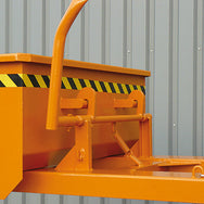 Eichinger Schaufel mit geschlossenen Stapler-Einfahrtaschen und Kranösen 2062 – Mechanische Schaufel für Schüttgüter, Traglast bis 4000 kg, Inhalt bis 2500 L. Mit Seilzug-Ablass und Kettensicherung. Jetzt bestellen! – Jetzt erhältlich im MTN Shop DE. - imagen 3