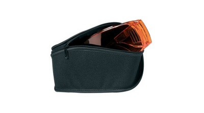 Univet Hartschale mit Reißverschluss, schwarz, geöffnet mit Schutzbrille im Inneren.