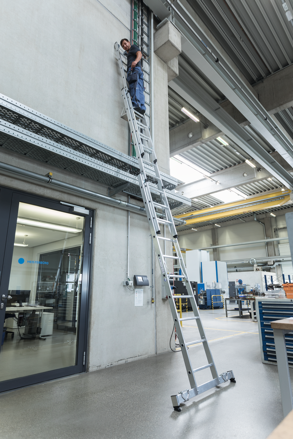 MUNK Sprossen-Mehrzweckleiter 3-teilig mit nivello®-Traverse und Wandlaufrollen - imagen 11