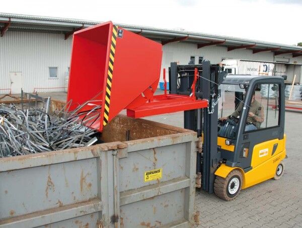 Bauer Südlohn Kippbehälter AK 100 – Robuster Behälter mit Abrollmechanismus, ideal für sicheres Kippen per Seilzug. Stapler- & Hubwagen-kompatibel. Jetzt effizient entsorgen! – Jetzt erhältlich im MTN Shop DE.