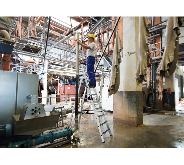 Munk Stufen-Stehleiter einseitig begehbar mit clip-step – Hochwertige Alu-Leiter mit rutschhemmenden Clip-Step Stufen, ergo-pad® Griffzone & 150 kg Tragkraft. Sicher & komfortabel arbeiten – jetzt bestellen! – Jetzt erhältlich im MTN Shop DE. - imagen 12