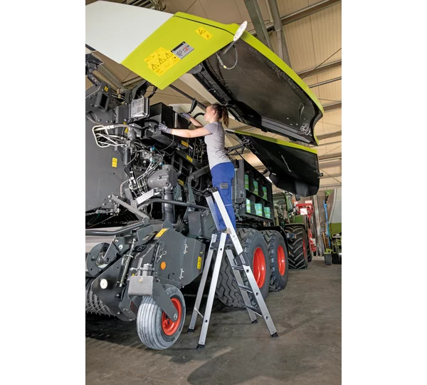 Munk Stufen-Stehleiter einseitig begehbar mit clip-step relax – Alu-Leiter mit ergonomischen Clip-Step Relax Stufen, ergo-pad® Griffzone & 150 kg Tragkraft. Sicher & bequem arbeiten – jetzt entdecken! – Jetzt erhältlich im MTN Shop DE.