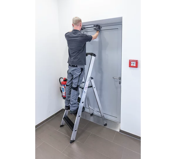 Munk Stufen-Stehleiter einseitig begehbar mit clip-step relax – Alu-Leiter mit ergonomischen Clip-Step Relax Stufen, ergo-pad® Griffzone & 150 kg Tragkraft. Sicher & bequem arbeiten – jetzt entdecken! – Jetzt erhältlich im MTN Shop DE.