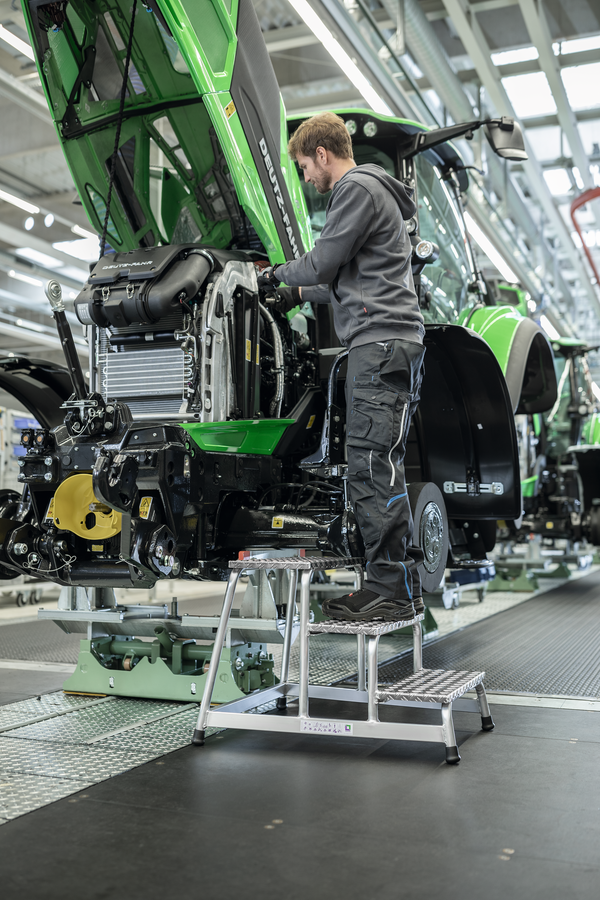 Munk Arbeitspodest starr – Munk Arbeitspodest starr | Arbeitspodest aus Aluminium | Stabile, verschweißte Rohrkonstruktion | 220 mm tiefe Stufen aus Aluminium-Warzenblech für einen sicheren Stand | Obere Trittfläche: 550 x 300 mm | Rutschfeste Kunststoffschuhe | Stufenabstand 200 mm | Maximale Belastung: 150 kg | Varianten von 1-5 Stufen – Jetzt erhältlich im MTN Shop DE.