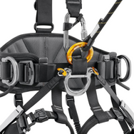 Petzl AVAO® FAST Europäische Ausführung – Der Auffang- und Haltegurt zur Arbeitsplatzpositionierung und zum freihängenden Arbeiten AVAO FAST wurde konzipiert, um den Komfort des Anwenders in jeder Arbeitssituation zu gewährleisten. Der Hüftgurt und die Beinschlaufen sind halbstarr und breit, dadurch gewährleisten sie optimalen Halt. Die leichte, atmungsaktive Konstruktion sorgt für eine sehr gute Luftzirkulation. Die Schultergurte verfügen über ein System zum griffbereiten Verstauen der Verbindungselemente  - imagen 5