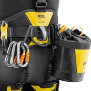 Petzl AVAO® FAST Europäische Ausführung – Der Auffang- und Haltegurt zur Arbeitsplatzpositionierung und zum freihängenden Arbeiten AVAO FAST wurde konzipiert, um den Komfort des Anwenders in jeder Arbeitssituation zu gewährleisten. Der Hüftgurt und die Beinschlaufen sind halbstarr und breit, dadurch gewährleisten sie optimalen Halt. Die leichte, atmungsaktive Konstruktion sorgt für eine sehr gute Luftzirkulation. Die Schultergurte verfügen über ein System zum griffbereiten Verstauen der Verbindungselemente  - imagen 6