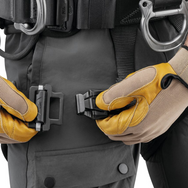 Petzl AVAO® FAST Europäische Ausführung – Der Auffang- und Haltegurt zur Arbeitsplatzpositionierung und zum freihängenden Arbeiten AVAO FAST wurde konzipiert, um den Komfort des Anwenders in jeder Arbeitssituation zu gewährleisten. Der Hüftgurt und die Beinschlaufen sind halbstarr und breit, dadurch gewährleisten sie optimalen Halt. Die leichte, atmungsaktive Konstruktion sorgt für eine sehr gute Luftzirkulation. Die Schultergurte verfügen über ein System zum griffbereiten Verstauen der Verbindungselemente  - imagen 7