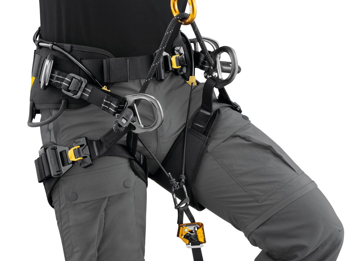 Petzl Set KNEE ASCENT, Verbindung beider Gummibandenden richtet die Fußsteigklemme mittig aus und erhöht die Spannkraft. - imagen 4