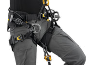 Petzl Set KNEE ASCENT, Verbindung beider Gummibandenden richtet die Fußsteigklemme mittig aus und erhöht die Spannkraft. - imagen 4