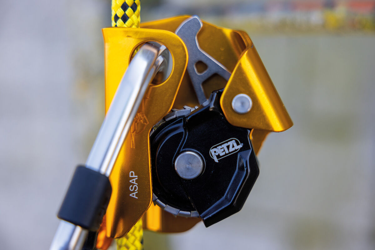 Petzl ASAP, seitliche Ansicht mit Karabiner. - imagen 3
