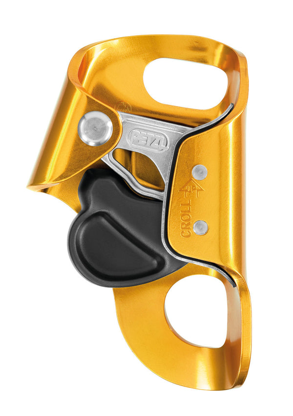 Petzl CROLL® Bruststeigklemme – Die für den Aufstieg am Seil konzipierte CROLL-Bruststeigklemme ist dank ihres Öffnungssystems (Öffnen der Sicherheitssperre durch Blockieren) einfach zu bedienen. Um ein Hängenbleiben zu verhindern, wurde das System komplett in die Seilklemme integriert. Die Verbindungsösen sorgen für effizienten Halt während des Aufstiegs. Zur Anpassung an unterschiedliche Seildurchmesser ist sie in zwei Versionen verfügbar. – Jetzt erhältlich im MTN Shop DE.