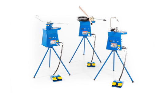 Jutec Elektro-Biegemaschine 3000 inkl. Schieber – Biegeleistung: Ø 6 bis 35mm Hydraulikrohr S235 (35x3mm) Ø 6 bis 33,7mm Stahlrohr S235 (33,7x3,25mm) Ø 6 bis 42mm Kupferrohr (42x2mm) Ø 6 bis 35mm VA Rohr (35x1,5mm) Ø 22mm Stahl/ Ø 20mm Edelstahl Vollmaterial Biegeradius: min. 36mm / max. 150mm Biegewinkel: Digitale Biegewinkeleinstellung auf 0,5° 3 Biegewinkel Speicherbar max. 180° Biegeergebnis Sechskantwelle 40 mm für schnellen Werkzeugwechsel Biegerichtung: links Biegegeschwindigkeit: 4,5 UpM Anschluß: 2