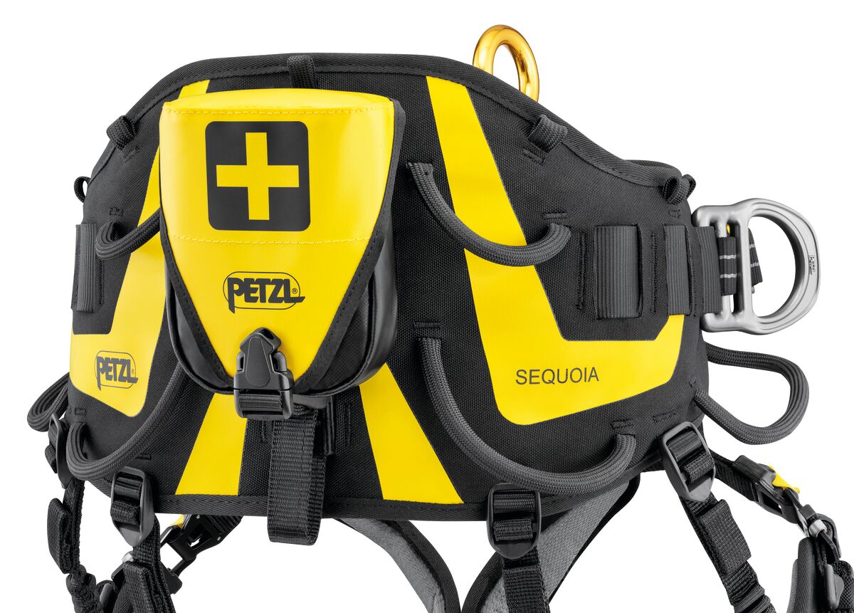 Petzl FIRSTAID Tasche montiert am hinteren Bereich eines SEQUOIA PLUS Gurts. - imagen 3