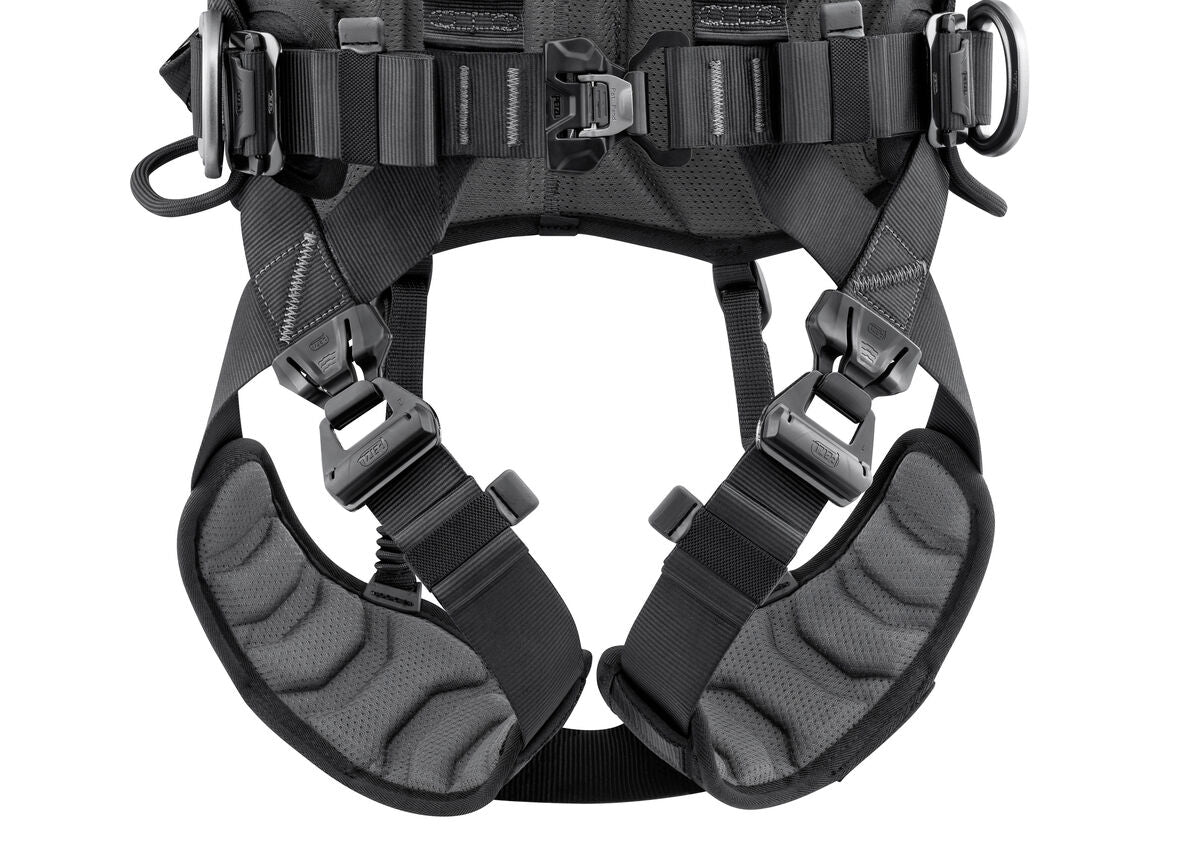 Petzl VOLT WIND, Anlegen mit FAST-Schnallen bei beiden Füßen auf dem Boden. - imagen 3