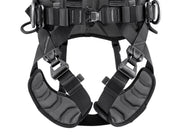 Petzl VOLT WIND, Anlegen mit FAST-Schnallen bei beiden Füßen auf dem Boden. - imagen 3