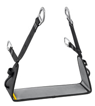 Petzl VOLT Sitzbrett internationale Ausführung, montiert am Gurt mit zwei Schnellverbindern für bessere Lastverteilung.