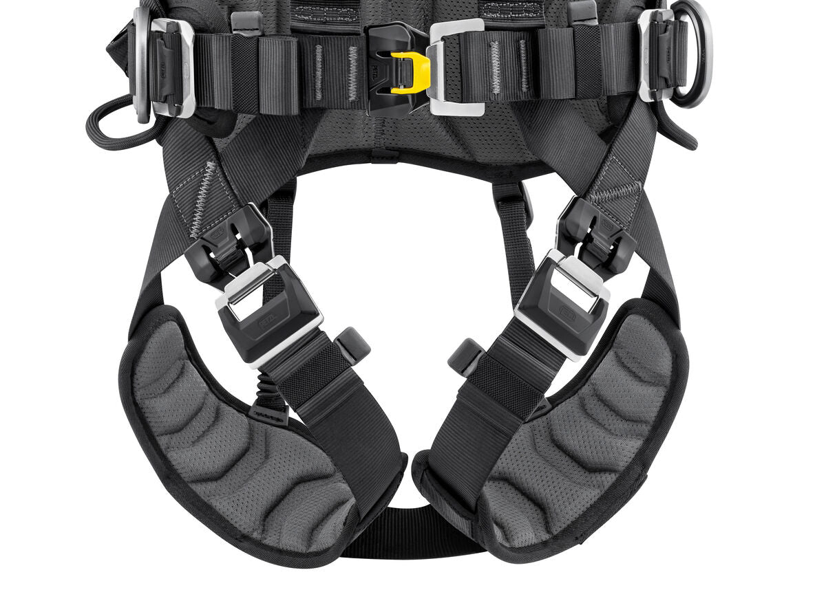 Petzl VOLT WIND OFFSHORE, Anlegen mit FAST-Schnallen bei beiden Füßen auf dem Boden. - imagen 3