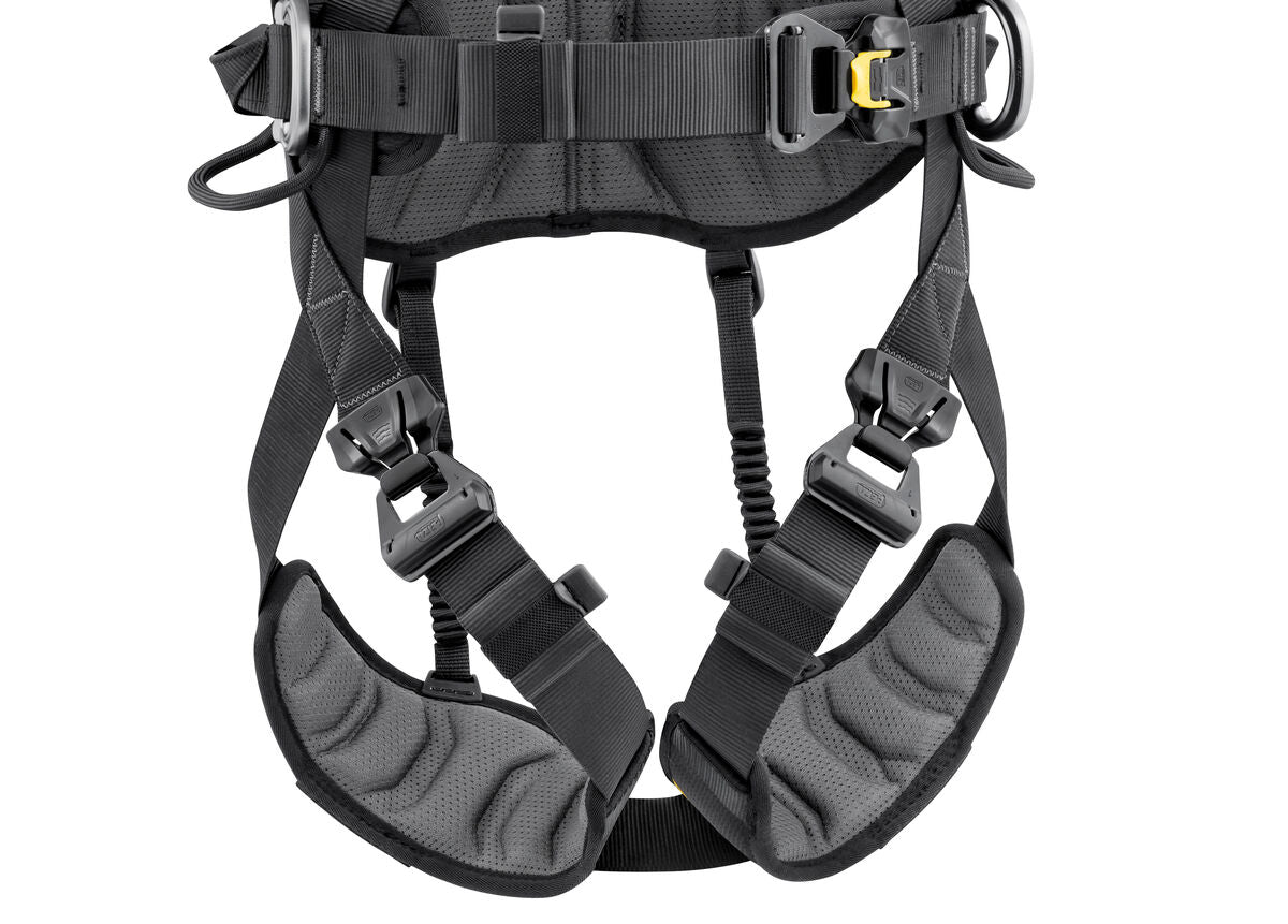 Petzl VOLT LIGHT, Anlegen mit FAST-Schnallen bei beiden Füßen auf dem Boden. - imagen 3