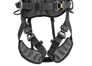 Petzl VOLT LIGHT, Anlegen mit FAST-Schnallen bei beiden Füßen auf dem Boden. - imagen 3