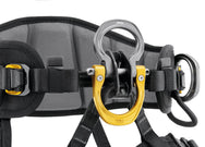 Petzl ASTRO® SIT – Der Petzl ASTRO® SIT ist ein ultrabequemer Sitzgurt für Höhenarbeit und Seilzugang. Mit 3D-Schaumpolsterung, halbstarrem Hüftgurt und Beinschlaufen bietet er ganztägigen Komfort und optimale Bewegungsfreiheit. Der verriegelbare ventrale Befestigungspunkt ermöglicht eine effiziente Ausrüstungseinrichtung, während seitliche Metallbefestigungspunkte, Materialschlaufen und Werkzeughalter für Organisation sorgen. Kompatibel mit dem TOP CROLL Brustgurt für erweiterten Schutz. Zertifiziert nach 