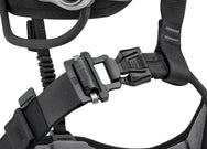Petzl ASTRO® SIT – Der Petzl ASTRO® SIT ist ein ultrabequemer Sitzgurt für Höhenarbeit und Seilzugang. Mit 3D-Schaumpolsterung, halbstarrem Hüftgurt und Beinschlaufen bietet er ganztägigen Komfort und optimale Bewegungsfreiheit. Der verriegelbare ventrale Befestigungspunkt ermöglicht eine effiziente Ausrüstungseinrichtung, während seitliche Metallbefestigungspunkte, Materialschlaufen und Werkzeughalter für Organisation sorgen. Kompatibel mit dem TOP CROLL Brustgurt für erweiterten Schutz. Zertifiziert nach 