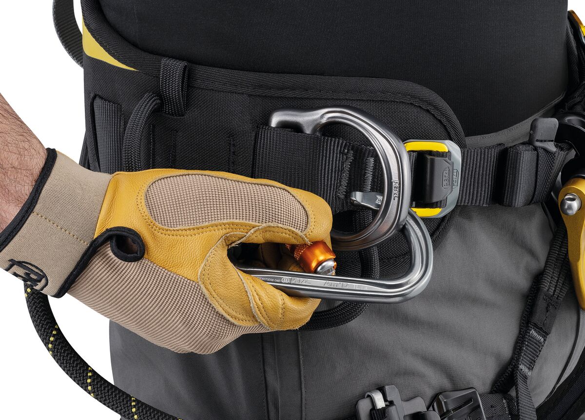Petzl ASTRO® SIT – Der Petzl ASTRO® SIT ist ein ultrabequemer Sitzgurt für Höhenarbeit und Seilzugang. Mit 3D-Schaumpolsterung, halbstarrem Hüftgurt und Beinschlaufen bietet er ganztägigen Komfort und optimale Bewegungsfreiheit. Der verriegelbare ventrale Befestigungspunkt ermöglicht eine effiziente Ausrüstungseinrichtung, während seitliche Metallbefestigungspunkte, Materialschlaufen und Werkzeughalter für Organisation sorgen. Kompatibel mit dem TOP CROLL Brustgurt für erweiterten Schutz. Zertifiziert nach 